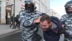 ОМОН и Росгвардия задерживают людей в центре Москвы после разрешенного митинга