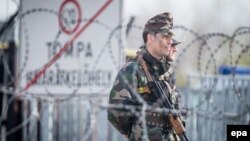 Policia hungareze duke vëzhguar kufirin.