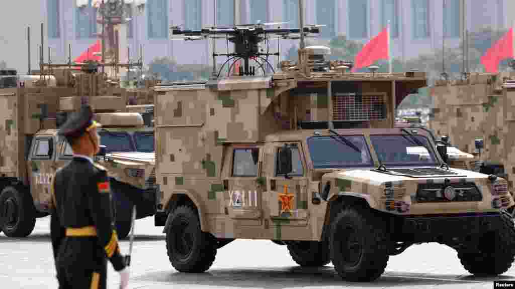 A közönség – köztük Hszi és Putyin elnökök – óriási harci drónokkal felszerelt terepjáróknak is tapsolhatott