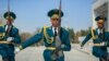 Улуттук гвардиянын &quot;Ардактуу кароол ротасынын&quot; жоокерлери.