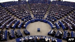 Парламентарі також наполягали на більш суворих умовах для тимчасової зупинки заборони та більш суворої і детальної перевірки для усунення лазівок