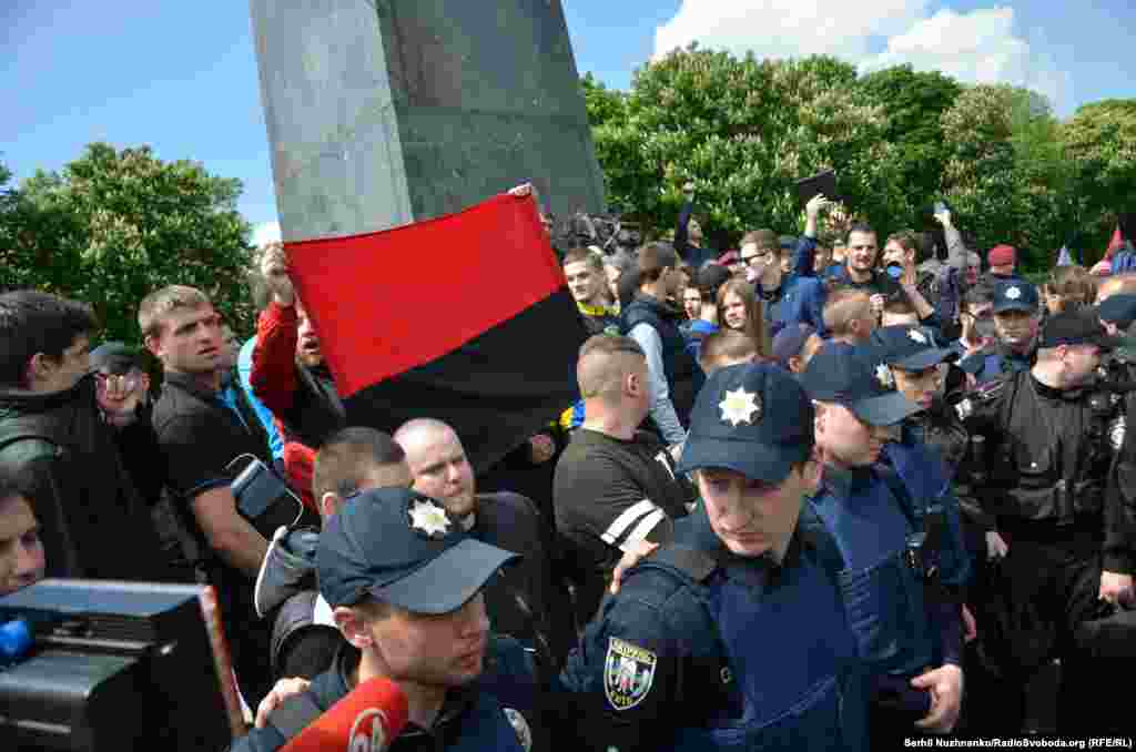 Правоохоронці намагались відтіснити активістів від Монументу слави, які розгорнули червоно-чорний стяг