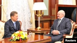 Старшыня праўленьня расейскай кампаніі «Газпром» Аляксей Мілер (зьлева) і кіраўнік Беларусі Аляксандар Лукашэнка, архіўнае фота