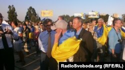 Сергій Тарута (ліворуч) на проукраїнському мітингу в Маріуполі, 4 вересня 2014 року