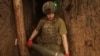 Vojnik 28. odvojene mehanizovane brigade Oružanih snaga Ukrajine nosi granatu dok se sprema da ispali samohodnu haubicu M109 Paladin prema ruskim trupama, blizu grada Torecka u Donjeckoj oblasti, Ukrajina, 2. juna 2025.