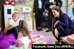 Ministrul Oana Țoiu a vizitat spitalul pentru copiii bolnavi de cancer din Kiev, bombardat de ruși în urmă cu un an și reconstruit prin fundația primei doamne Olena Zelenska și a partenerilor internaționali.