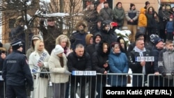 Okupljeni građani drže registarske pločice "BL - 09 - 01 - 92"