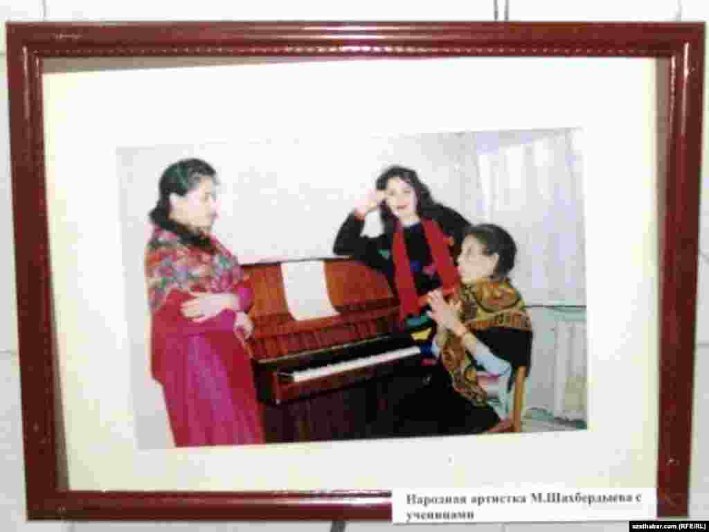 Myrat Diwanaýewiň sergisinden, Aşgabat, 21-nji iýun, 2011-nji ýyl. (Surata düşüren: D.Ýazgulyýew)