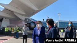 Премьер-министр Сербии Ана Брнабич и посол Китая в Белграде Чен Бо встречают в аэропорту сербской столицы партию китайской вакцины Sinopharm, 5 апреля 2021 года.