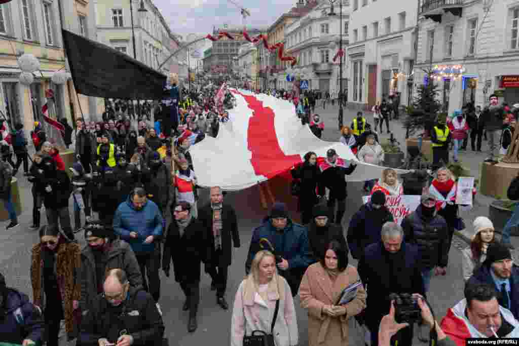 Беларусы разгарнулі вялікі бел-чырвона-белы сьцяг на маршы ў Варшаве даўжынёй ў 250 мэтраў