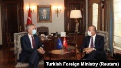 Ministrul turc de Externe Mevlut Cavusoglu discută cu secretarul general NATO Jens Stoltenberg în Ankara, 5 octombrie 2020