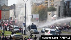 Силовики застосовують водомети для розгону протестувальників у центрі Мінська