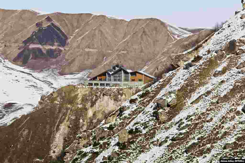 Laza kəndinin yaxınlığından dağlar arasından görünən Şahdağ istirahət mərkəzinin bir hissəsi.