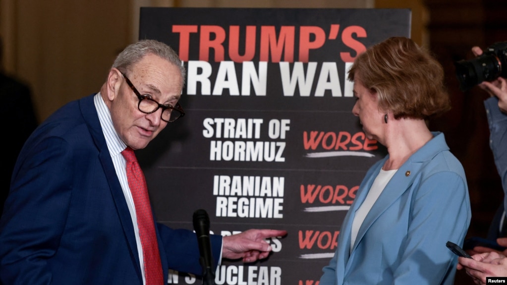 سناتور چاک شومر (چپ)، رهبر اقلیت دموکرات در سنا در کنار سناتور تمی بالدوین