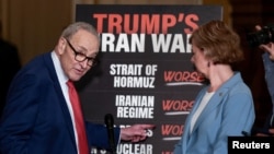 سناتور چاک شومر رهبر اقلیت دموکرات در سنا در کنار سناتور تمی بالدوین