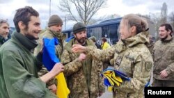 Украинские военные после освобождения
