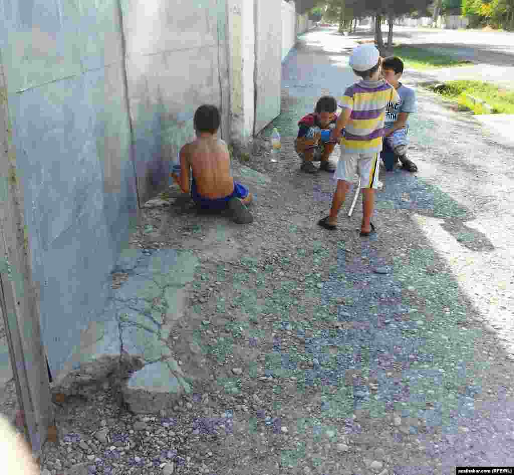 Derweze boýaýan çagalar