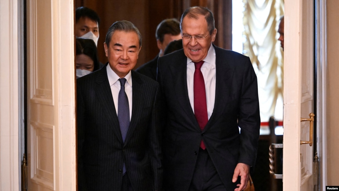 Ministrul de externe al Rusiei, Serghei Lavrov, și directorul Biroului Comisiei Centrale a Afacerilor Externe din China, Wang Yi, la Moscova, Rusia, 22 februarie 2023.