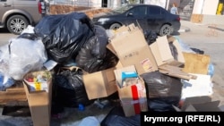Стихійні звалища продовжують "прикрашати" кримські міста, хоча їх прибирання вже оплачене з місцевих бюджетів