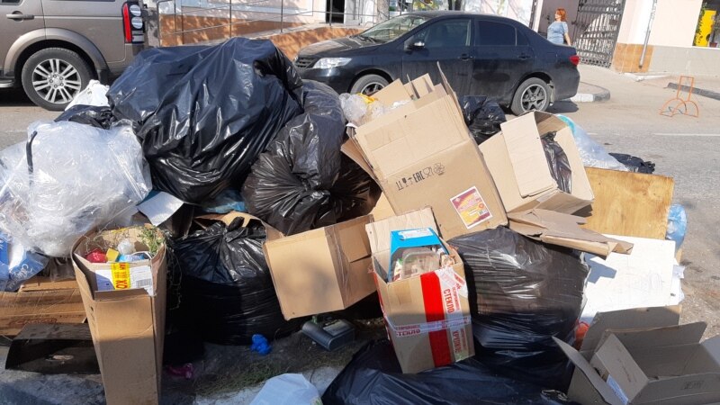 На центральных улицах Керчи – горы бытового мусора (+фото)
