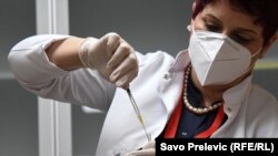 Iz Ministarstva zdravlja su najavili da će vakcinacija zaposlenih u medijima početi 1.aprila (fotografija sa vakcinacije u Crnoj Gori)