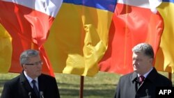 Браніслаў Камароўскі і Пятро Парашэнка на цырымоніі ўшанаваньня ахвяраў таталітарызму ў Кіеве