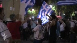 Referendum nəticələrinə sevinən yunanlar