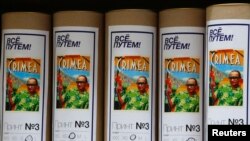 Tricouri cu imaginea președintelui Vladimir Putin de vînzare la Moscova.