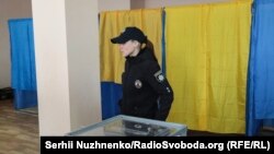 Поліцейська на одній з виборчих дільниць у Києві під час виборів президента України, 21 квітня 2019 року