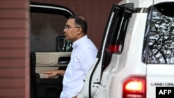 د بنګلادېش ملي ګوند مشر طارق رحمان د فبرورۍ پر ۱۳مه په ډاکه کې د ګوند دفتر ته داخلېږي.