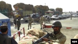 Пакистански паравојник на границата со Авганистан