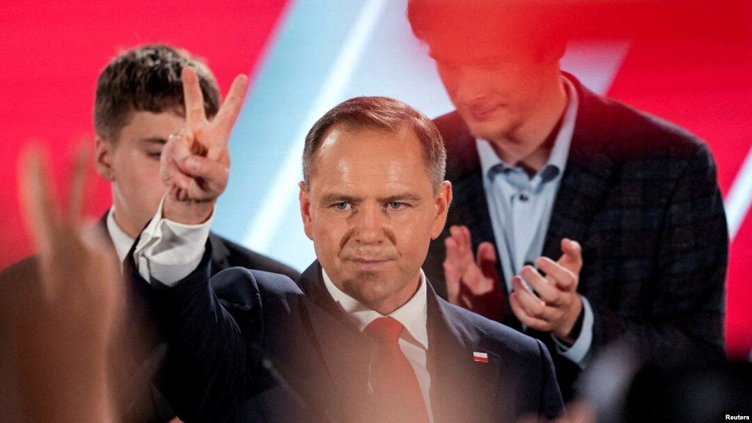 Candidatul Karol Nawrocki, susținut de principalul partid de opoziție Lege și Justiție (PiS), a câștigat la limită alegerile prezidențiale din Polonia.