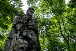 Товстий Ліс, Україна. Цей сильно пошкоджений меморіал насилу утримується армуючим металом всередині після того, як був майже знищений лісовою пожежею