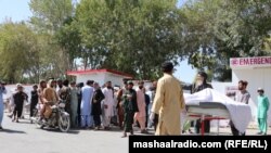 د هلمند هوايي بمبار کې یو وژل شوی کس له روغتونه وړل کېږي. ۲۰۱۹، ۲۱م سېپټېمبر