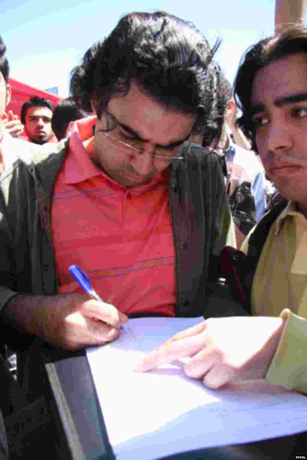 Iran - Iranian students oppose Sivand Dam inundation, Tehran, 21Apr2007