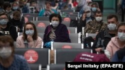 Илустрација - Патници чекаат воз на железничка станица во Москва
