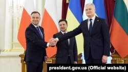 Președinții Volodimir Zelenski (centru), Andrzej Duda (stânga) și Gitanas Nauseda (dreapta), Kiev, 23 februarie 2022 