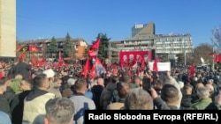 Protestuesit e mbledhur në qendër të Shkupit në mbështetje të UÇK-së.