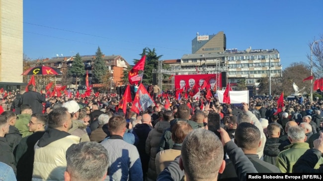 Protestuesit e mbledhur në qendër të Shkupit në mbështetje të UÇK-së.