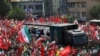Kamion s kovčezima pokojnog iranskog vrhovnog vođe ajatolaha Alija Hamneija i članova porodice ubijenih u vazdušnom napadu u februaru prolazi ulicama Teherana 6. jula 2026.