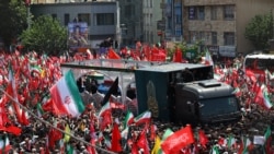 Kamion s kovčezima pokojnog iranskog vrhovnog vođe ajatolaha Alija Hamneija i članova porodice ubijenih u vazdušnom napadu u februaru prolazi ulicama Teherana 6. jula 2026.