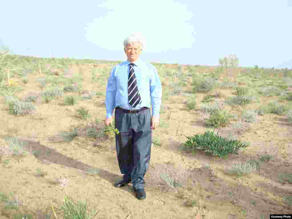 Навоий тоғ-кон металлургия комбинати кадрлар бўлими собиқ бошлиғи Леонид Лошаков баҳор фаслида чўлда. 