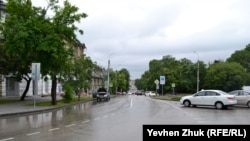 Вулиця Генерала Петрова виходить на площу Адмірала Лазарєва, розташовану на Центральному міському кільці, Севастополь