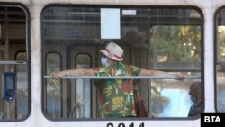 Жена с маска в градския транспорт на София