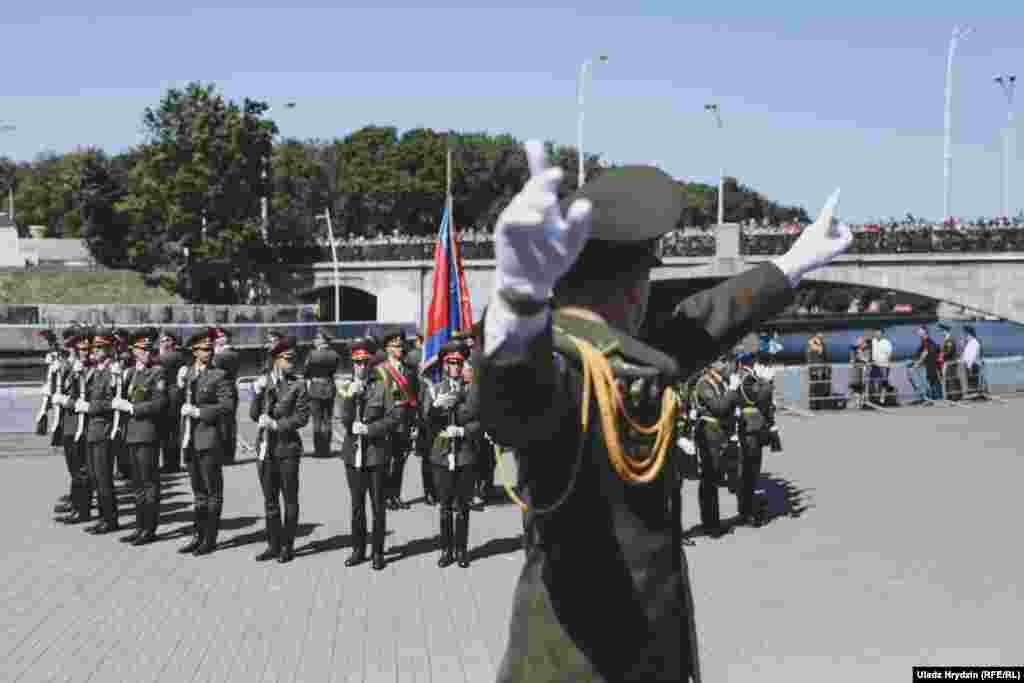 Пляц-парад ад выратавальнікаў