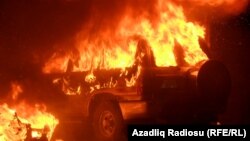 Автомобіль, підпалений мітингувальниками в Ісмаїлли