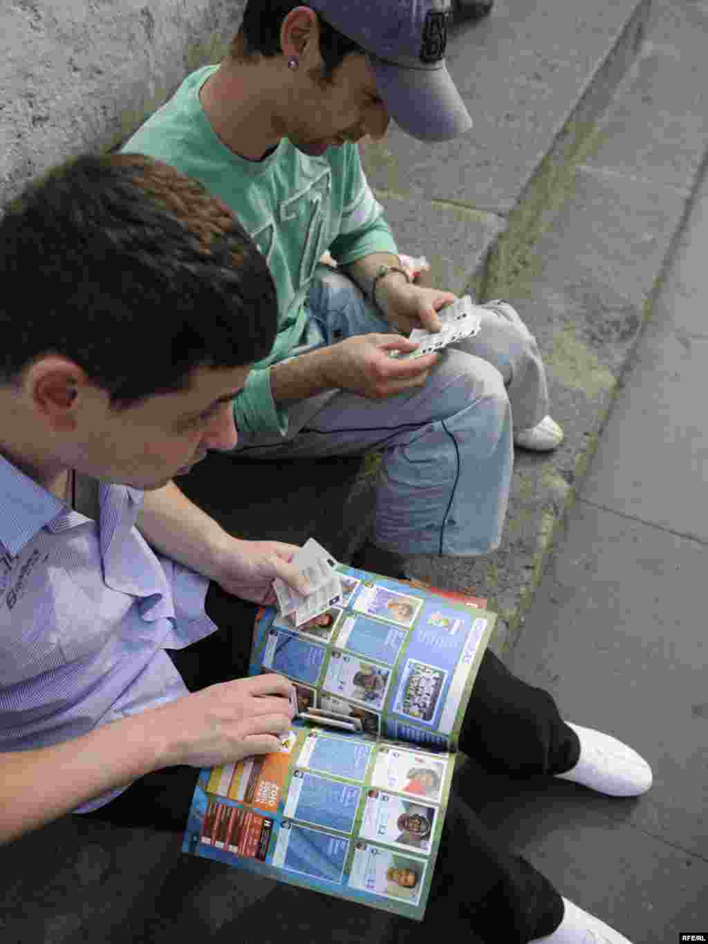 Atmosfera Svjetskog prvenstva u fudbalu 2010. već se osjeća na beogradskim ulicama. Kod Terazijske česme okupljaju se građani svih uzrasta razmjenjujući samoljepljive sličice za svoje albume. Foto: Vesna Anđić 