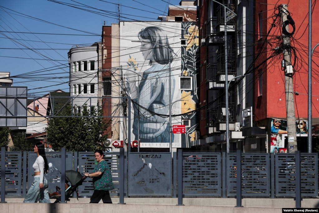 Mural i pikturuar nga Zane Prater në Ferizaj, më 2022.