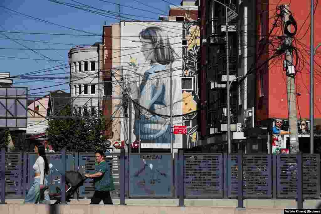 Mural i pikturuar nga Zane Prater në Ferizaj, më 2022.