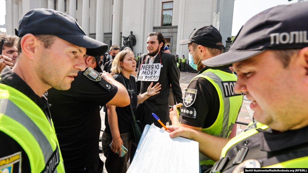 По закінченню акції правоохоронці намагалися скласти адмінпротокол про порушення благоустрою щодо активіста, який тримав кейс і розкидував &laquo;російські рублі&raquo;&nbsp; 